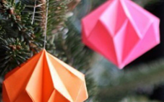 Globuri de Craciun origami: cum sa faci decoratiuni din hartie pentru pom