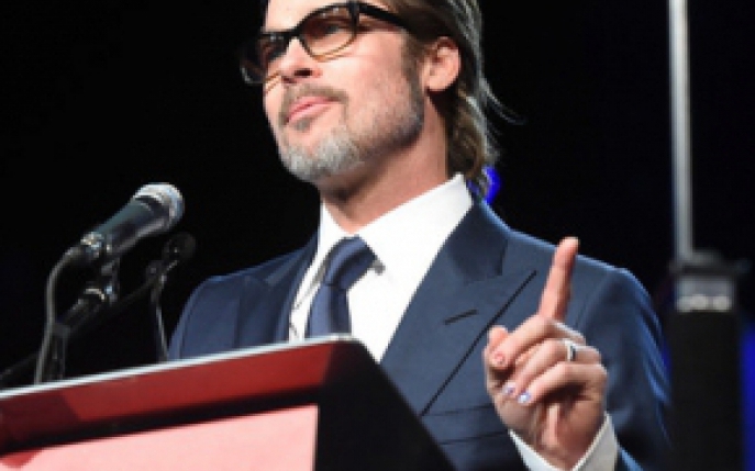 Brad Pitt are unghiile date cu oja colorata. Vezi imaginile!