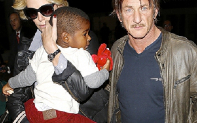 Sean Penn il infiaza pe baiatul lui Charlize Theron