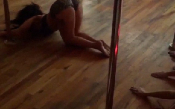 Vezi cum danseaza Lady Gaga la bara!