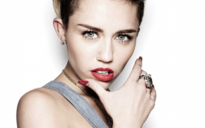 Miley Cyrus intra in industria porno