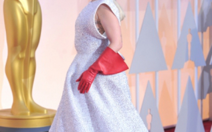 Nu o sa-ti vina sa crezi cat s-a lucrat la rochia purtata de Lady Gaga la Premiile Oscar! 