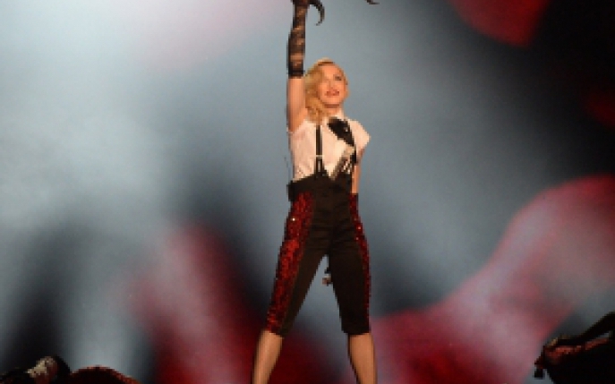 Madonna a cazut pe scena! Vezi si tu imaginile! 