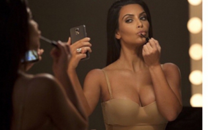 Vrei sa arati perfect in poze? Invata sa realizezi machiajul pentru selfie!