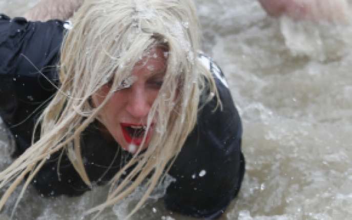 Lady Gaga a intrat intr-un lac de 0 grade Celsius! Afla de ce a facut asta! 