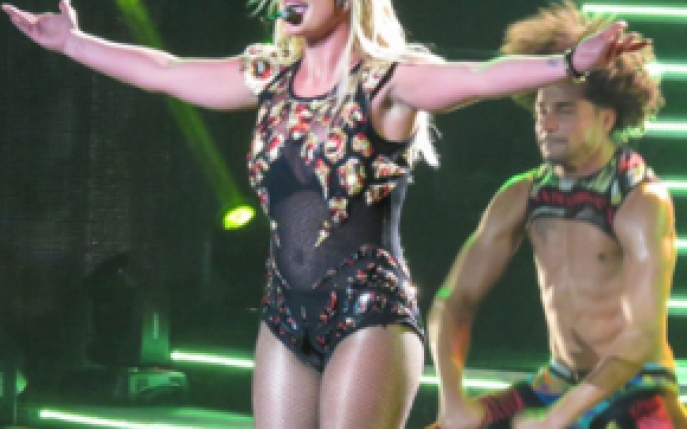 Moment penibil pentru Britney Spears! I-au cazut extensiile in timpul concertului