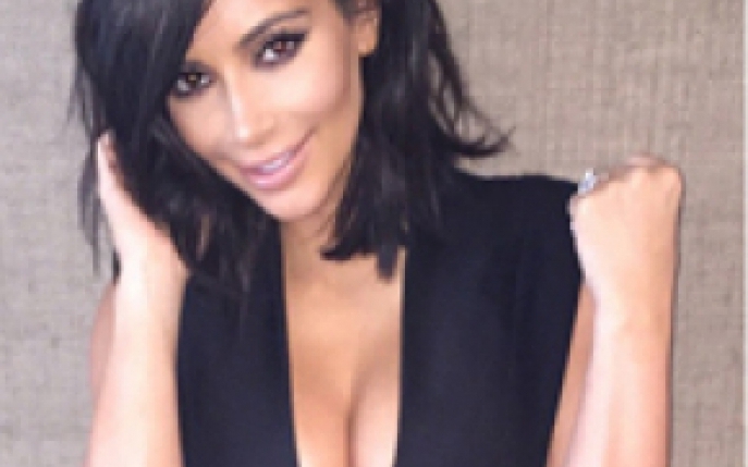 Kim Kardashian si Bianca Dragusanu poarta rochii aproape identice! Cine arata mai bine?