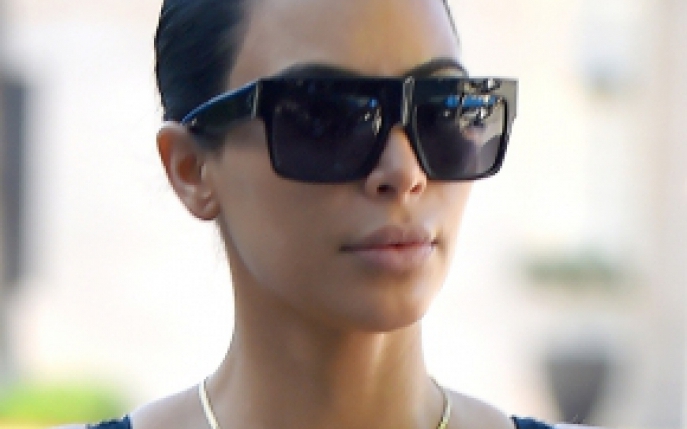 A fost blonda timp de 3 saptamani. Kim Kardashian s-a vopsit din nou!