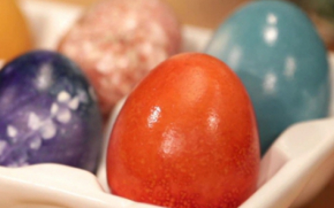 Prepara vopsea de oua bio folosind colorantii naturali din alimente