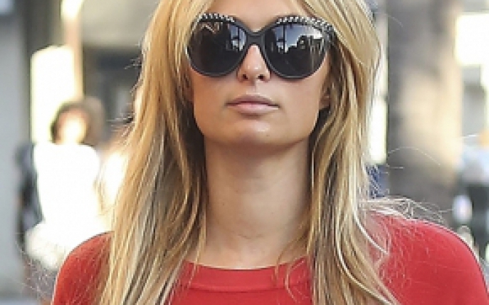 Paris Hilton a aparut in noi ipostaze socante! S-a pozat cu un barbat dezbracat! 