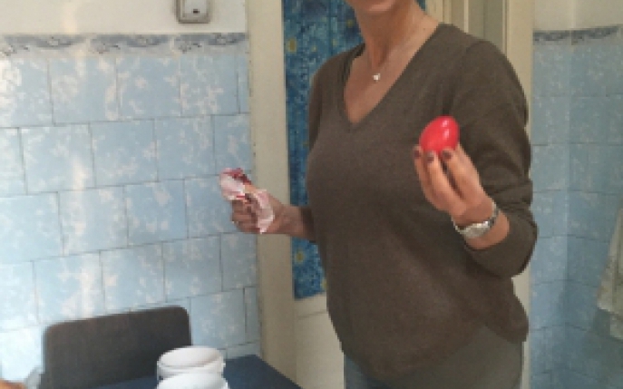 Face sarbatorile acasa, la Craiova! Ramona Badescu a pregatit impreuna cu mama ei ouale de Paste