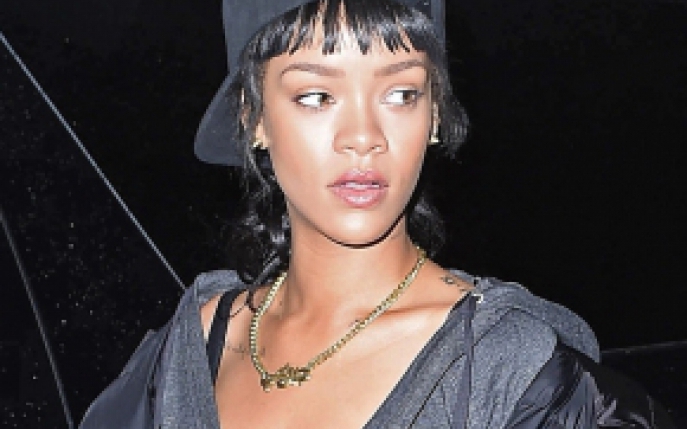 Rihanna a fost surprinsa in timp ce se droga!
