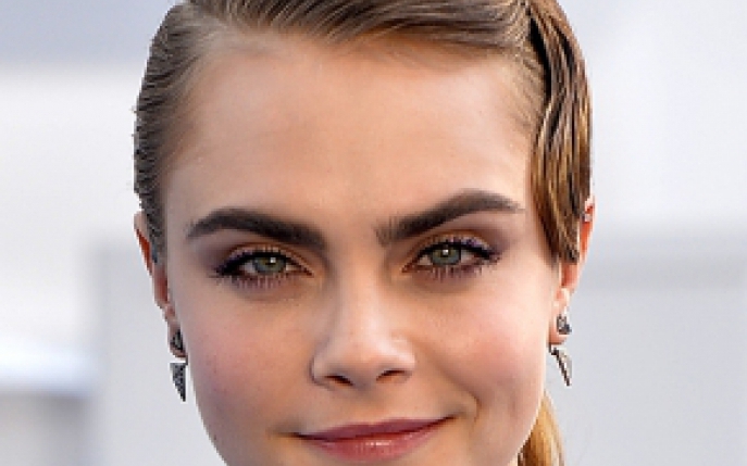 Este dorita de o multime de barbati, dar este lesbiana! Uite cu cine se iubeste un cunoscut model britanic!