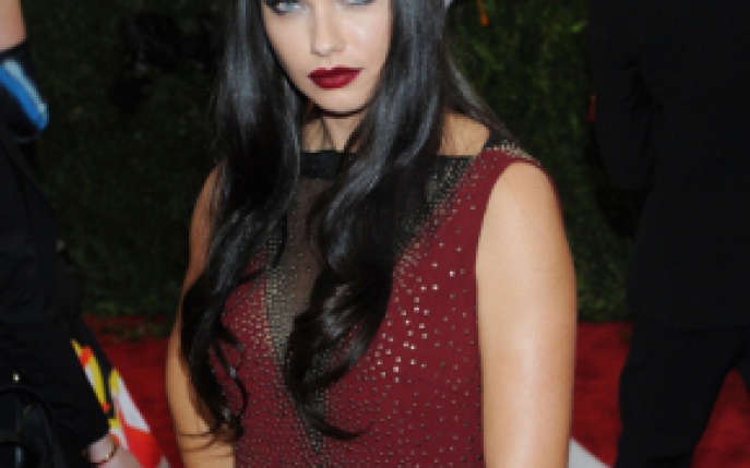Adriana Lima si-a schimbat radical look-ul! Dintr-o femeie angelica s-a transformat intr-o femme fatale!