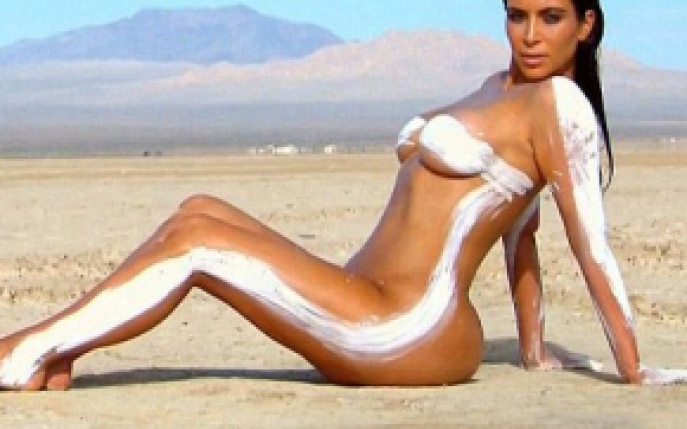 Kim Kardashian a pozat goala in desert! HOT or NOT?