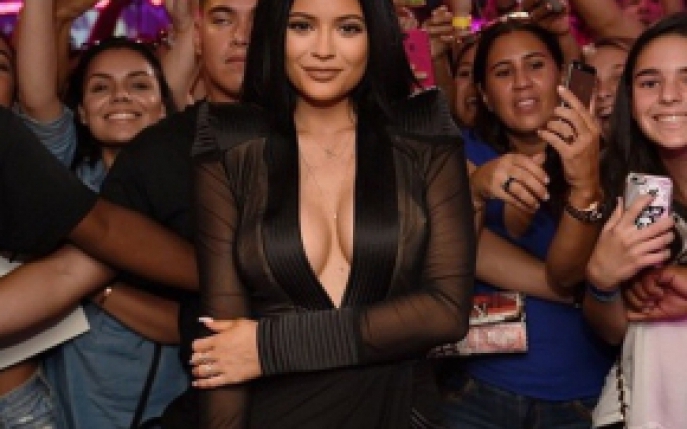 La 17 se transforma in Kim Kardashian! Si-a marit buzele si sanii!
