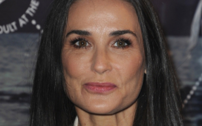 Demi Moore s-a pozat in costum de baie alaturi de fiicele ei. Zici ca este sora lor, desi are 52 de ani!