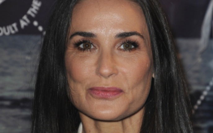 Demi Moore s-a pozat in costum de baie alaturi de fiicele ei. Zici ca este sora lor, desi are 52 de ani! 