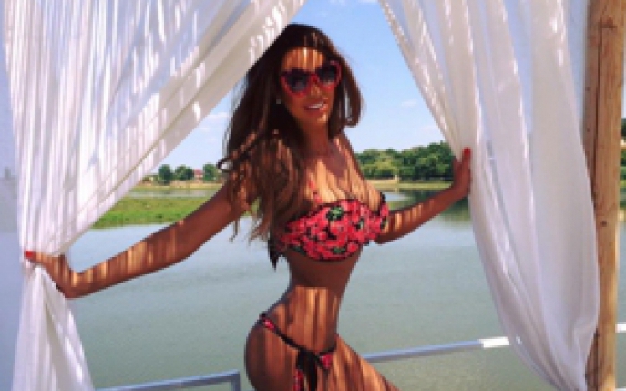 Bianca Dragusanu in costum de baie: Si-a innebunit fanii cu formele ei!