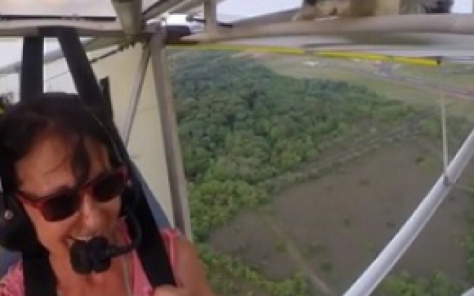 Incredibil! S-au trezit cu o pisica pe aripa avionului, in timp ce zburau! 