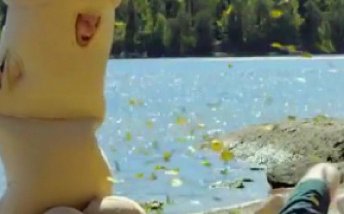 Acest barbat a purtat un costum de penis gigant! Afla de ce!