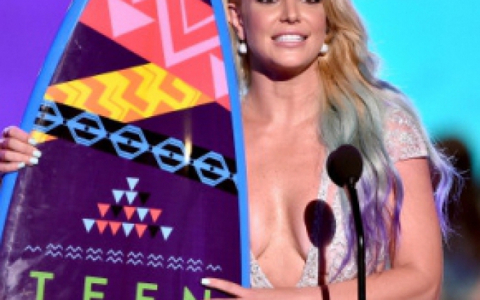 Britney Spears - tinuta indecenta la un eveniment dedicat adolescentilor!