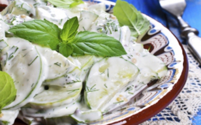Salata de castraveti cu iaurt si marar: un fel racoritor pentru zilele caniculare