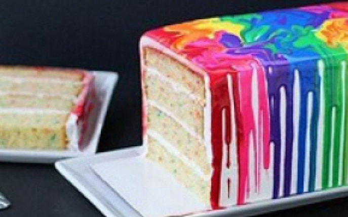 Tortul curcubeu topit: o reteta colorata pentru petreceri