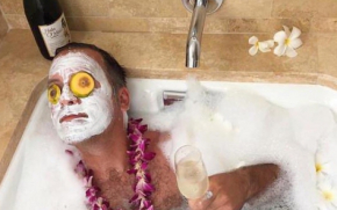 Cele mai haioase poze selfie: uite cum le imita barbatii de pe Instagram pe femei!