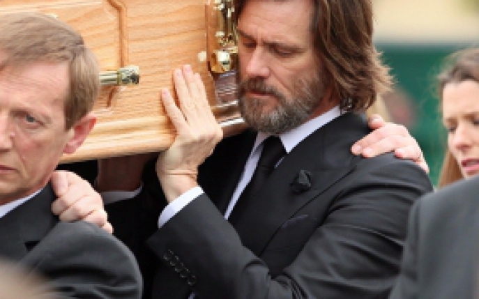 Imagini tulburatoare cu Jim Carrey purtand sicriul cu trupul neinsufletit al fostei sale iubite 