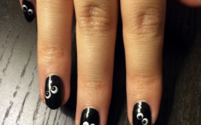 Incearca o manichiura cu unghii fosforescente, perfecta pentru Halloween!
