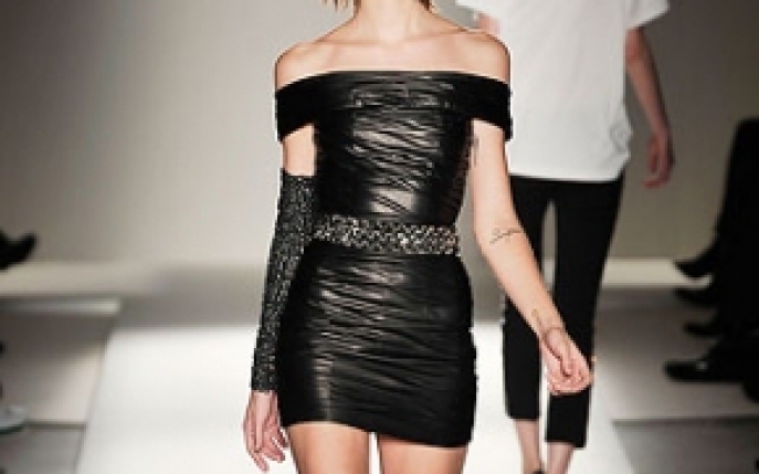 Trend sexy-chic: rochia neagra de piele