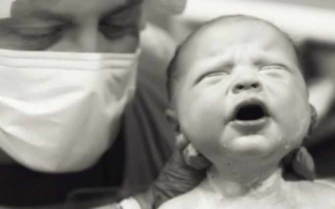 Cele mai emotionante poze cu nou-nascuti si tatii lor