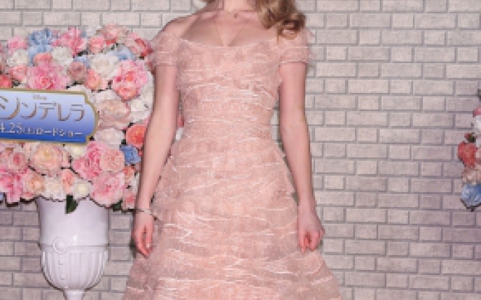 Lectia de stil cu Lily James: 15 tinute care ne-au cucerit