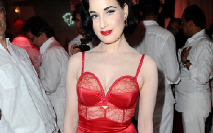 Dita Von Teese te invata cum sa porti lenjerie sexi in 2016: 10 sfaturi de seductie pentru Valentine`s Day 