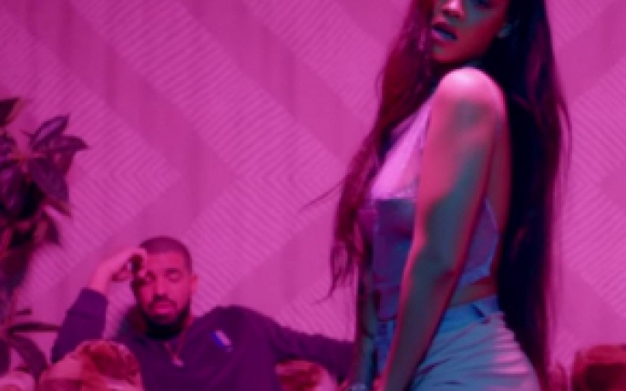 Rihanna a lansat doua videoclipuri interzise minorilor!