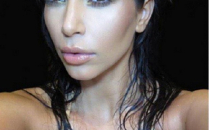 Kim Kardashian a pozat nud! Descopera cel mai provocator selfie al vedetei!