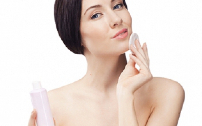 5 motive sa folosesti apa micelara in ritualul tau de frumusete