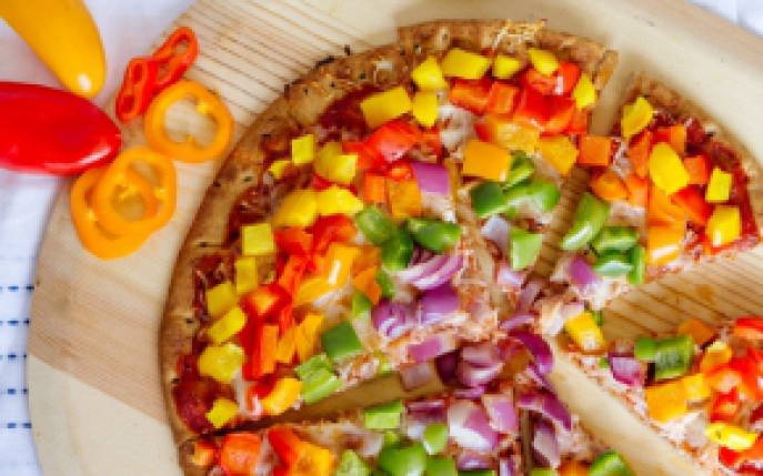 Cum se face pizza curcubeu, cel mai nou trend culinar din 2016! 