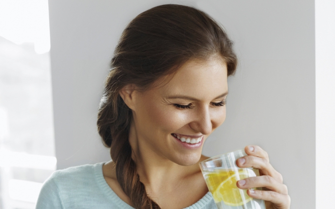 10 motive să bei apă cu lămâie dimineaţa