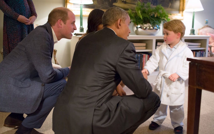 Prinţul George i-a întâmpinat pe soţii Obama în pijama şi halat! Trebuie să vezi aceste imagini!