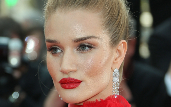 Trucuri de frumuseţe de la Rosie Huntington-Whiteley