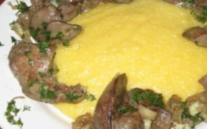 Gateste ceva rapid dar delicios: mancare de ficatei cu mamaliguta