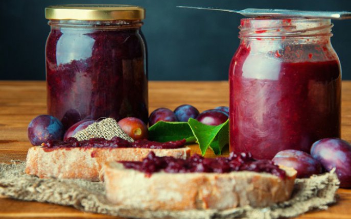 Din camara bunicii: Dulceata de prune cu nuci si rom