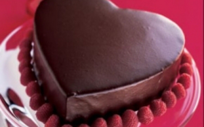 Tort in forma de inima cu glazura de ciocolata