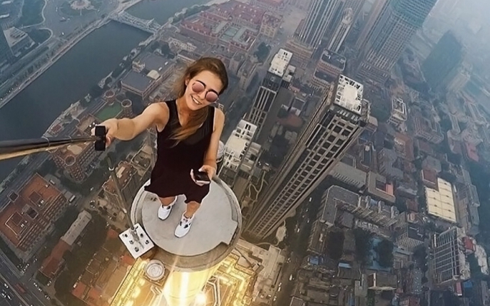 O tânără îşi riscă viaţa pentru selfie-uri. Imagini incredibile!