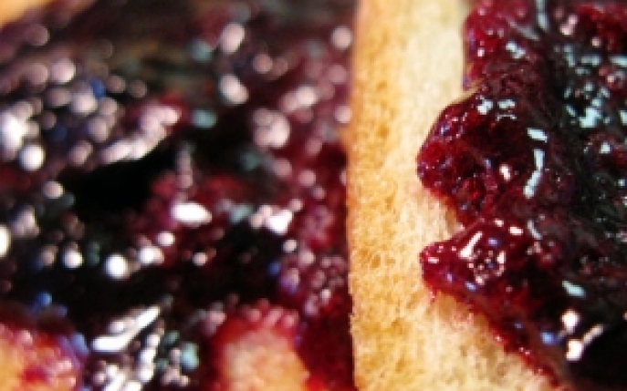 Pregateste dulceata din fructe de afine cu rubarba
