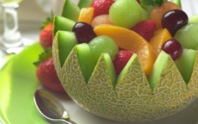 Salata de fructe cu sos de ghimbir si lime