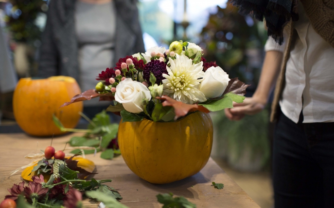 Dovleci sculptați și flori delicate în colecția pentru Halloween de la Floria.ro și Floria În Stradă