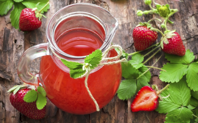 Cum prepari cel mai simplu suc de căpșuni
